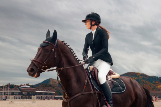 What to Wear to a Horse Show? A Comprehensive Guide for Riders and Tips for Spectators